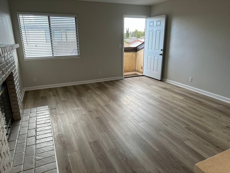 Building Photo - 429 S Sunset St