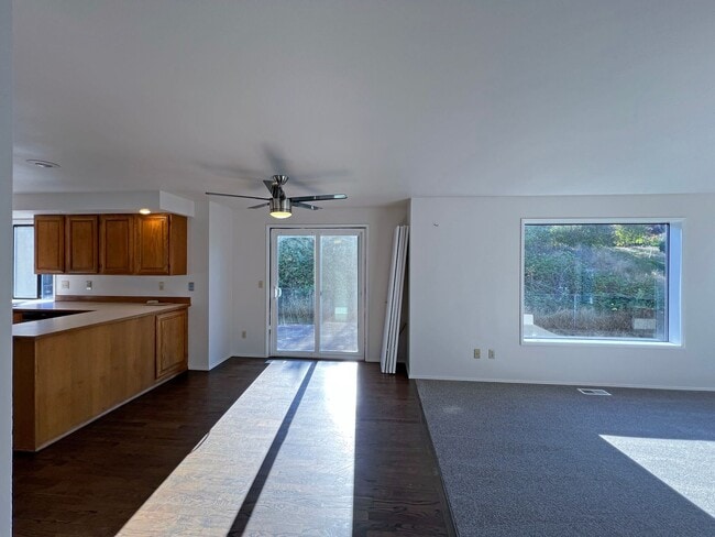 Building Photo - 1507 63rd Ave NE