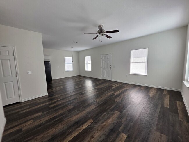 Building Photo - 3/2/2-AVAILABLE FOR LATE SEPT-EARLY OCT MOVE IN