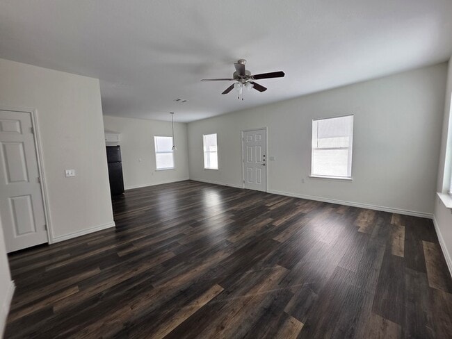 Building Photo - 6306 Red Oak Dr