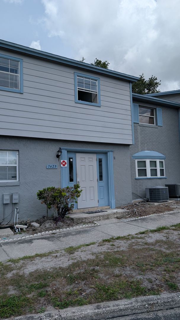 Building Photo - Large One Bedroom One Bath First level Condo