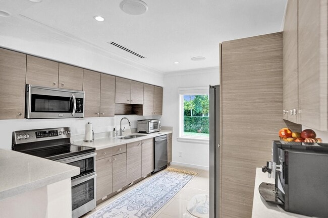 Building Photo - 11425 NE 3rd Ave