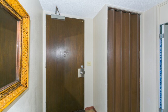 Building Photo - Marine Surf - Studio 1b 1parking! in Waikiki