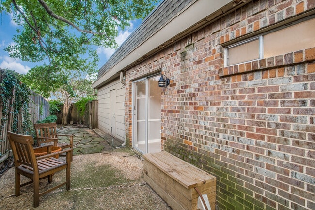 Building Photo - 9810 Crest Meadow Dr