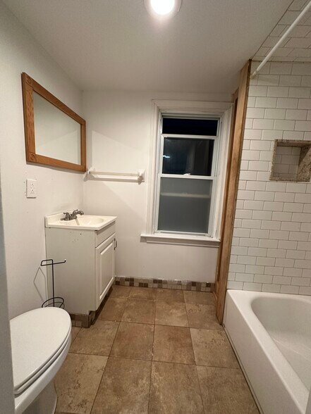 Building Photo - 2007 Broadway St