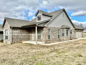 Building Photo - 3 Bed, 2 Bath Home with Garage / Pet-Friendly / Available Now!