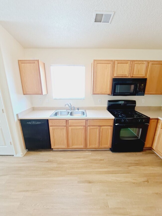 Building Photo - 3 bed 2 bath home in Huning Ranch