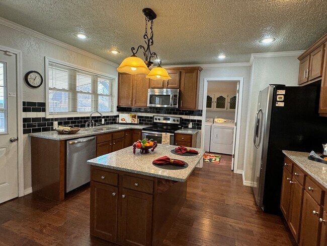 Building Photo - Gorgeous 3 bedroom, 2 bath home in a great Springfield neighborhood!