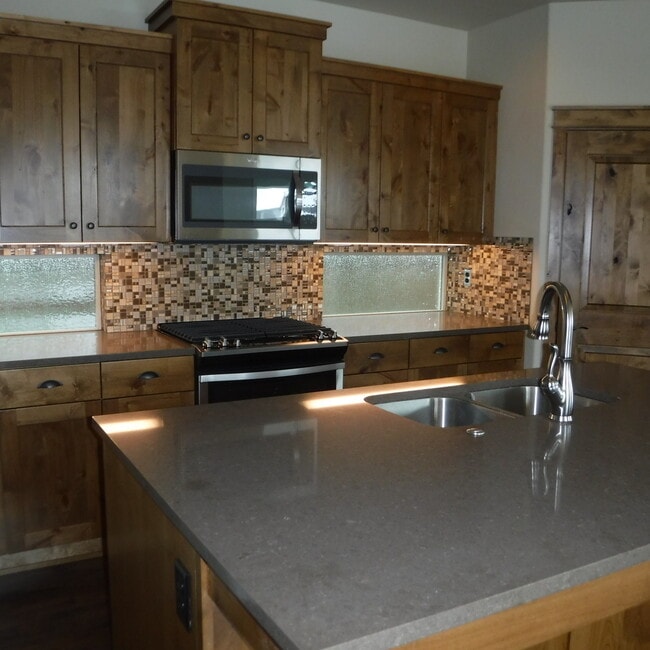 Building Photo - Beautiful 3 Bed/2.5 Bath Pahlisch Home in ...