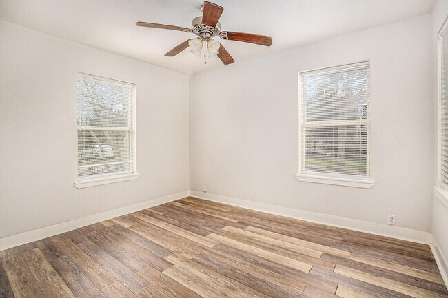 Building Photo - 202 Beatrice