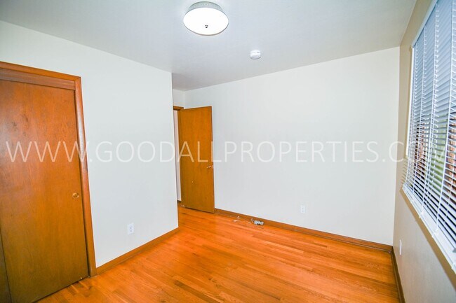 Building Photo - 2 Bedroom 1 Bath duplex home in Windsor Heights with Garage!!!