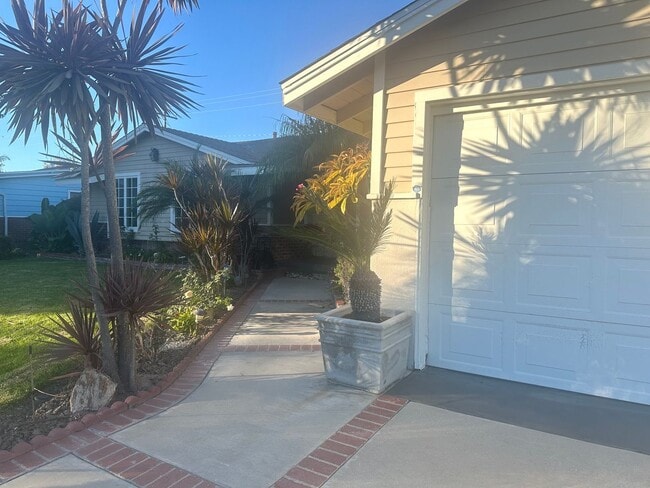 Building Photo - Beautiful 4 Bed / 3 Bath Home in Garden Grove For Rent