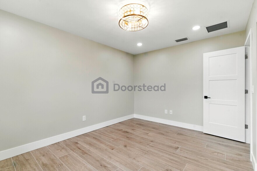 Building Photo - 6886 Tradewind Way