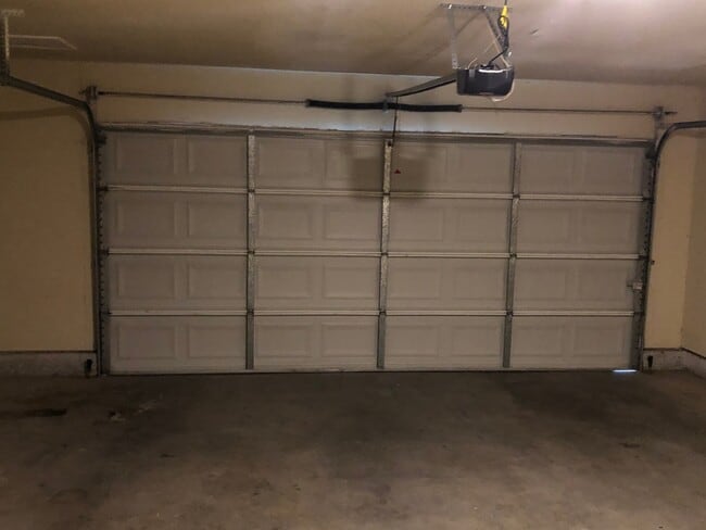Building Photo - Beautiful 3 Bedroom, 2.5 Bath Townhome Condo in Canterbury!