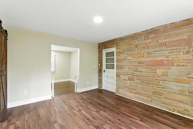 Building Photo - 893 Woodmere Dr NW