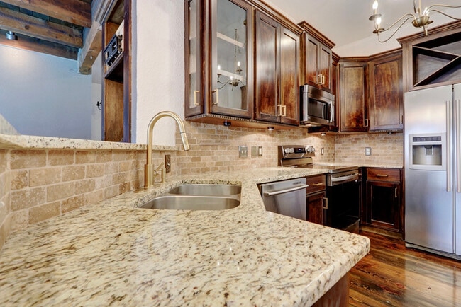 Building Photo - West Plaza Resort-Style  Living