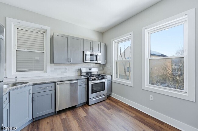 Building Photo - 913 S 18th St