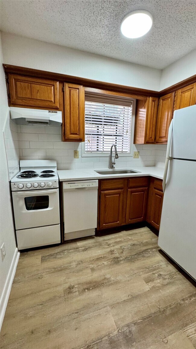 Building Photo - 1311 Antoine Dr