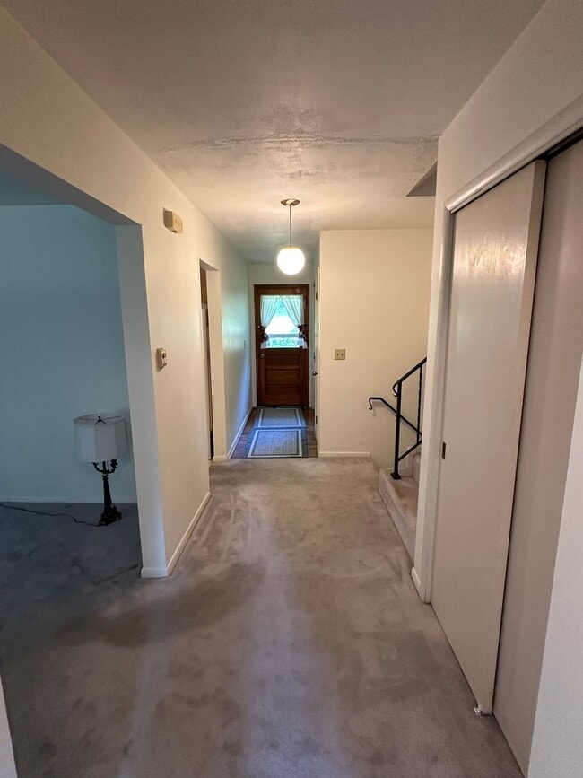Building Photo - 4 Bedroom, 2 Bathroom House
