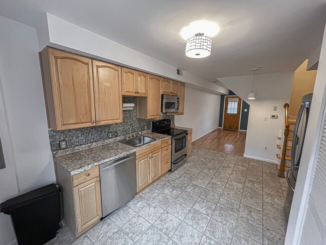 Building Photo - Beautiful 2 Bedroom 1 Bath Townhouse in Fa...