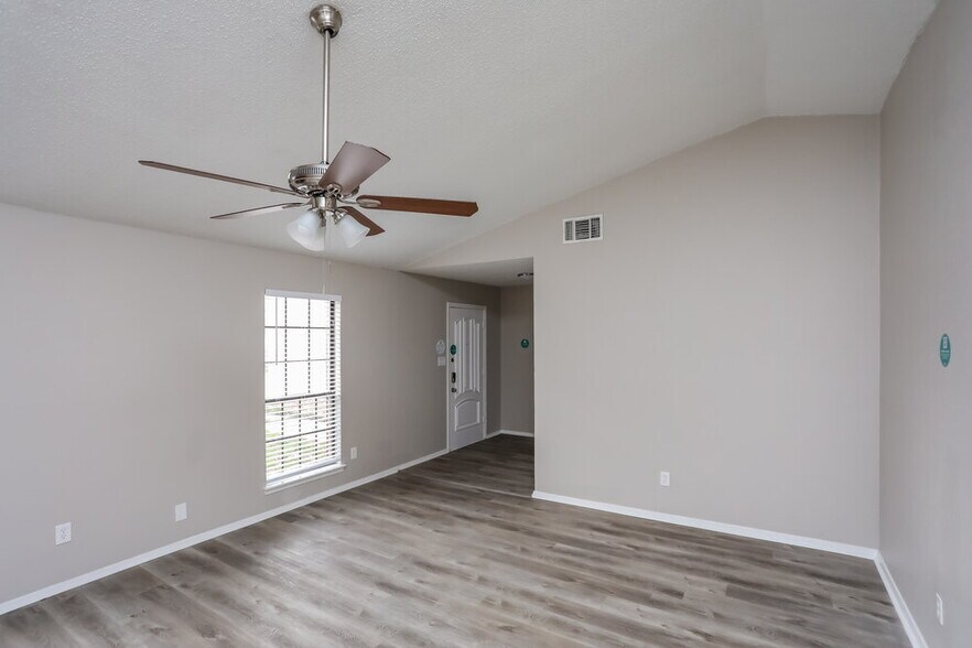 Building Photo - 2410 Bentley Dr