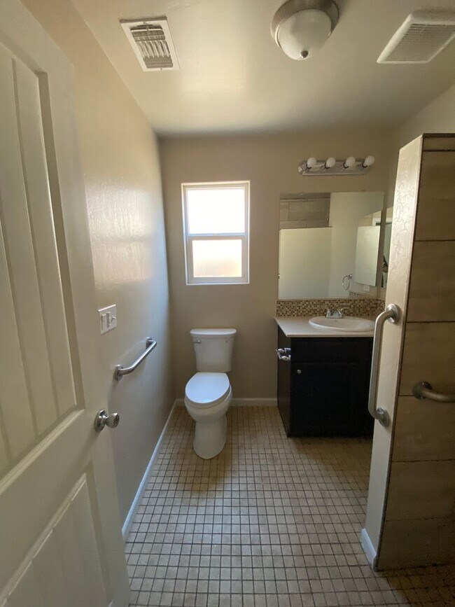 Building Photo - Gorgeous 5 BD 3 BA home available for rent...