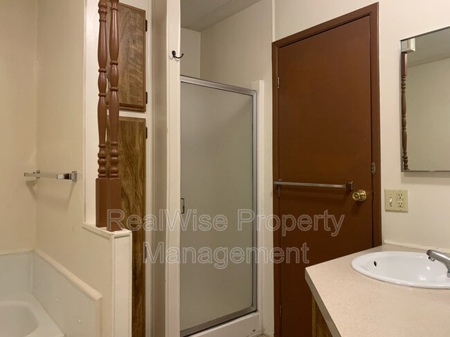 Building Photo - 4620 Redwood Ave