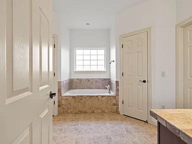 Building Photo - 1909 SW Elington St