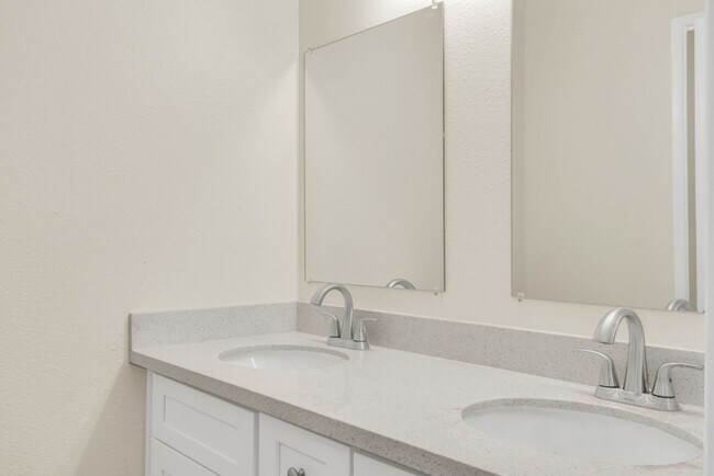 Building Photo - Great 2 Bedroom Condo in Gated Community