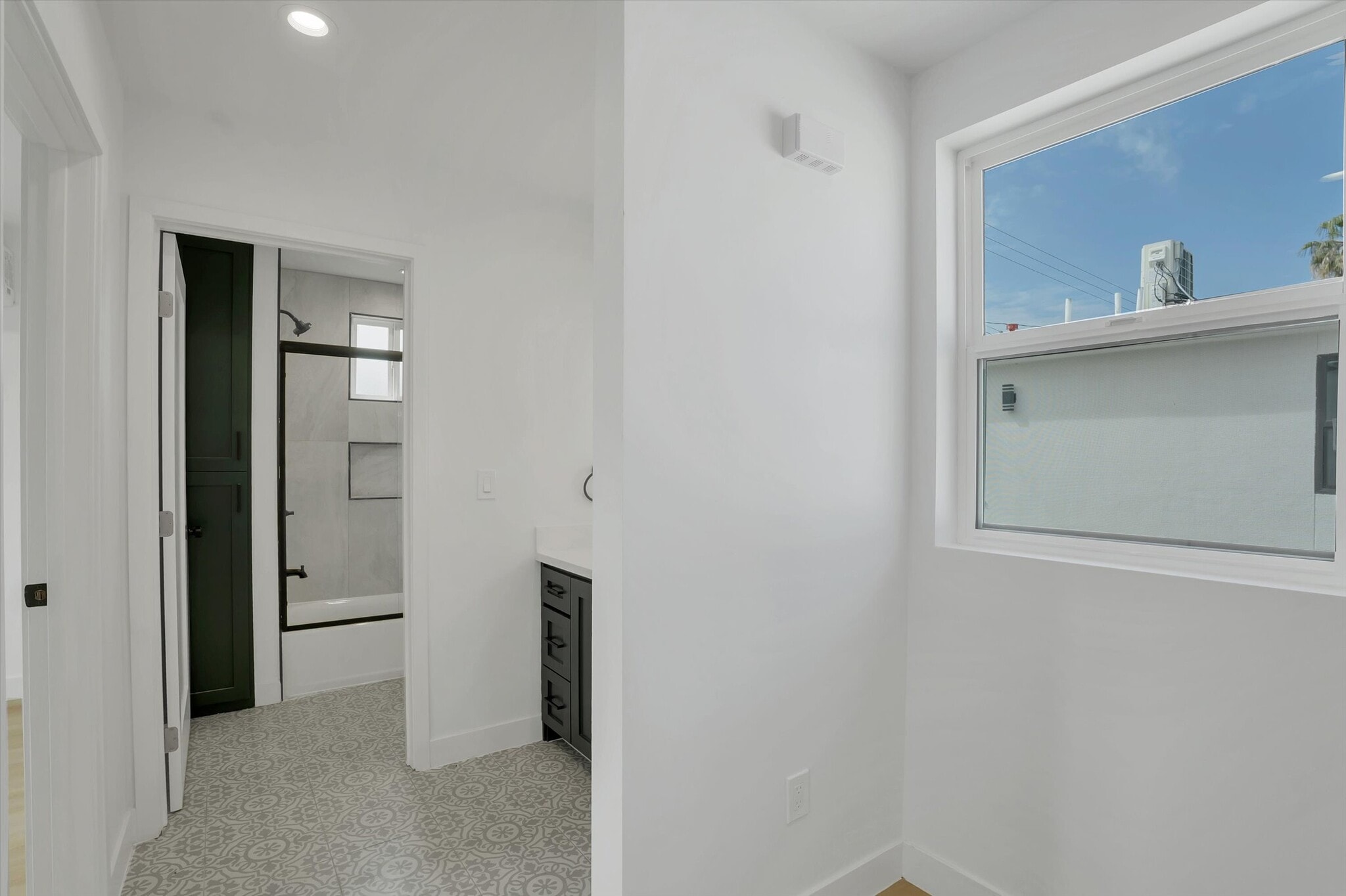 Building Photo - 2116 E 2nd St