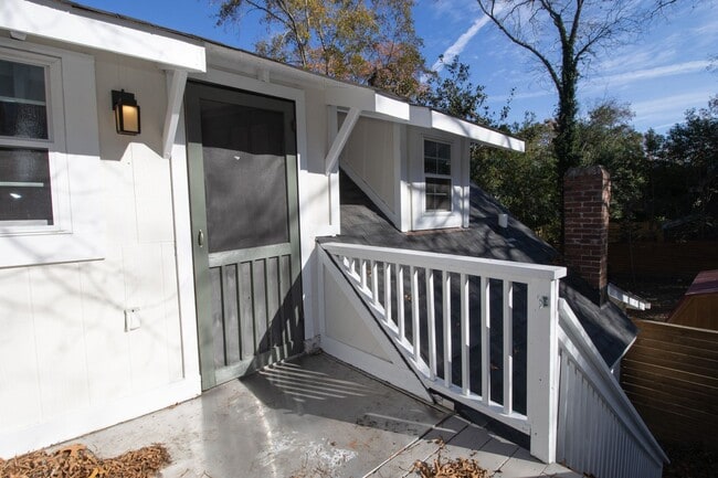 Building Photo - 3 Bedroom, 2.5 Bathroom in Shandon - The F...