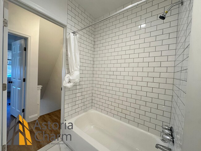 Building Photo - 3 Bedroom or 2 Bedroom with Den featuring Fenced Yard and Updated Kitchen