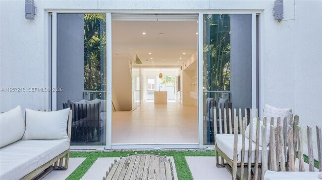 Building Photo - 455 NE 39th St