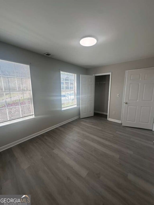 Building Photo - 400 Stonehaven Cir