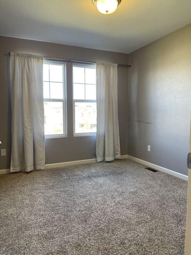 Building Photo - Spacious Two-Story Townhouse