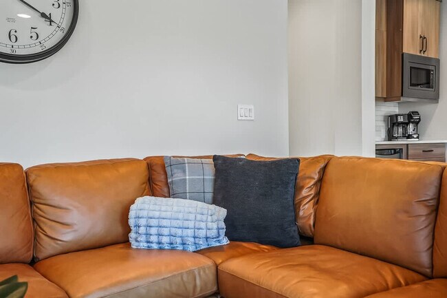 Building Photo - 1013 Yew Wood St