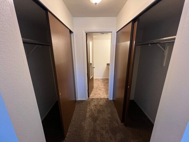 Building Photo - 2 Bed 2 Bath newly remodeled downstairs Unit