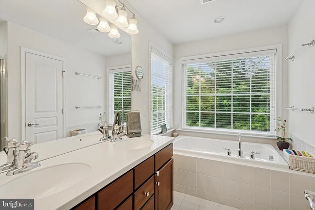 Building Photo - 204 Hudson Dr