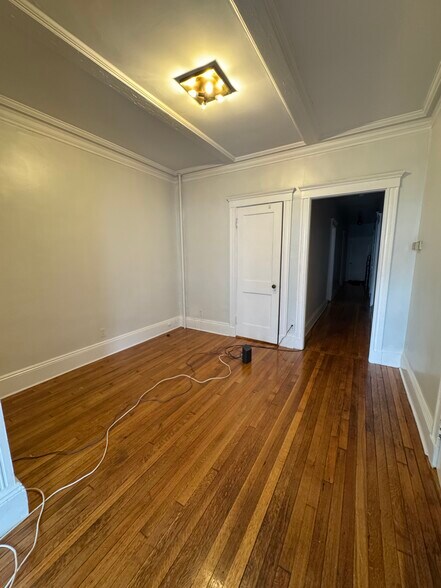 Building Photo - 104 Strathmore Rd