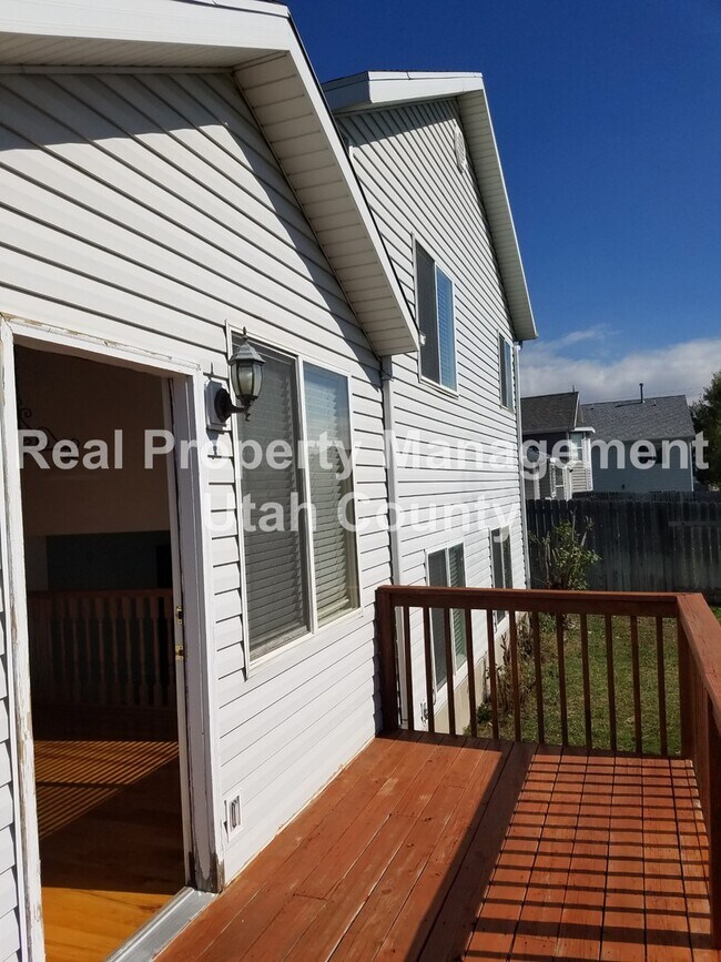 Building Photo - Lehi Home Plenty of parking