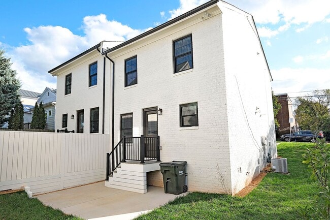 Building Photo - 917 Belmont Ave