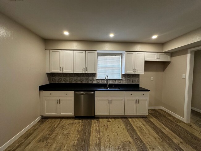 Building Photo - Beautifully updated 2 Bedroom duplex in PT