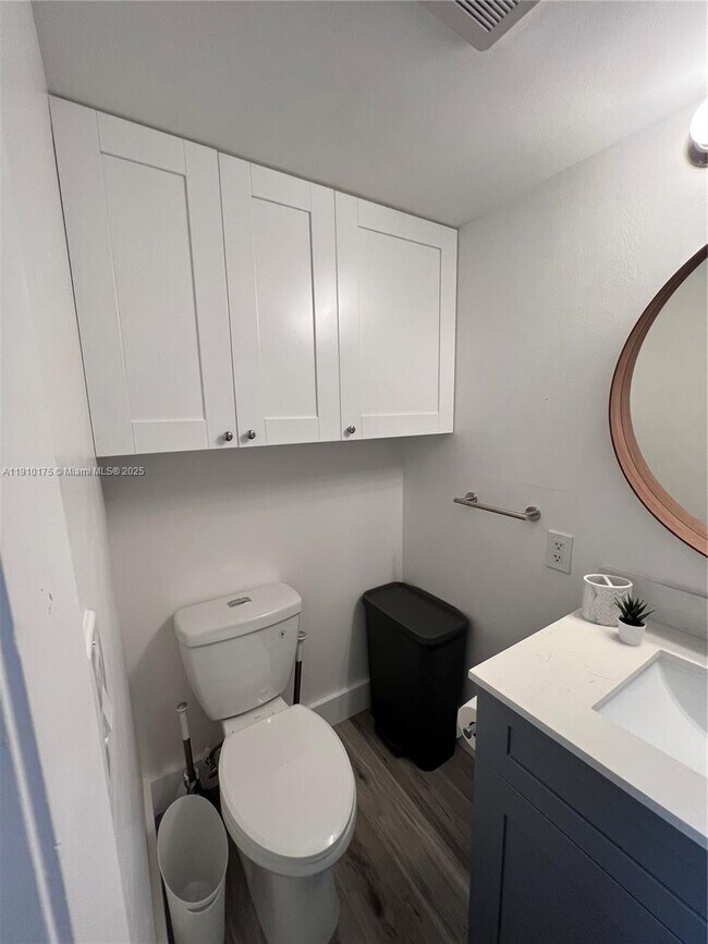 Building Photo - 540 Brickell Key Dr