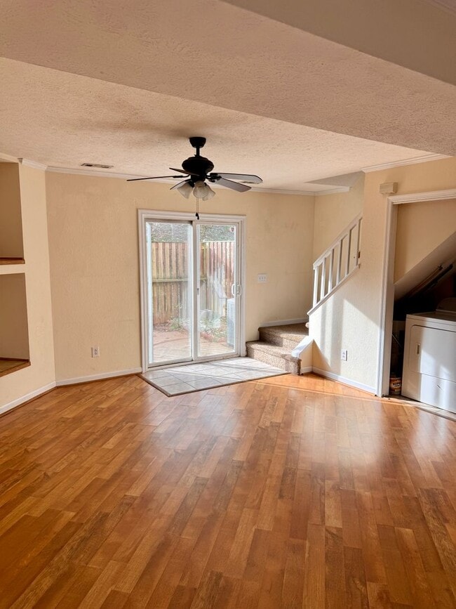 Building Photo - 2 Bedroom || 1 Bathroom Townhome