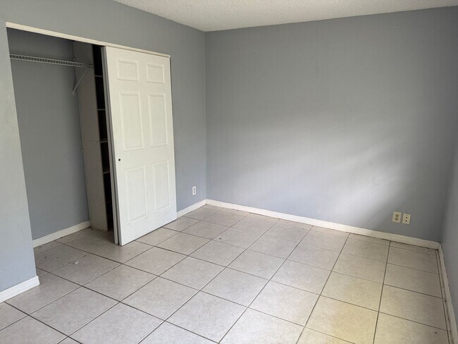 Building Photo - 2 bed 1 bath with 855 sf. Great location b...