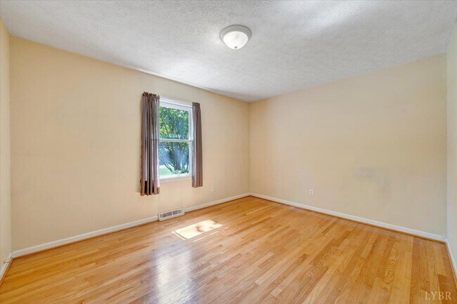 Building Photo - 405 Oakland Cir