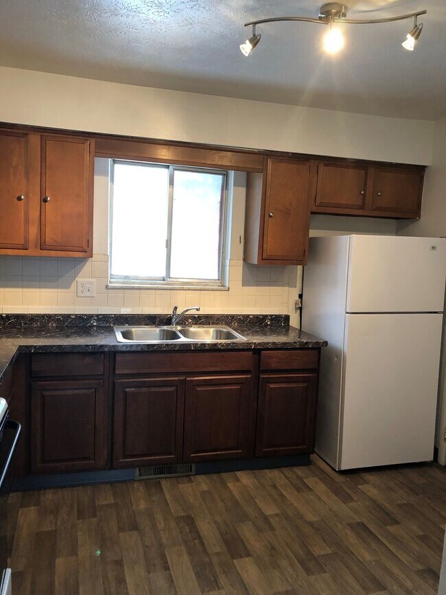 Building Photo - LMB-Stow Apts, LLC  for First Prop II..