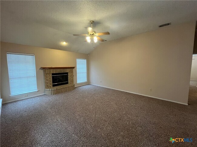 Building Photo - 2523 Creek Dr