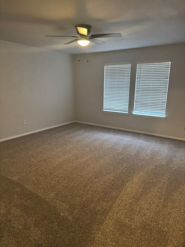 Building Photo - 5921 Pleasant Hill Dr