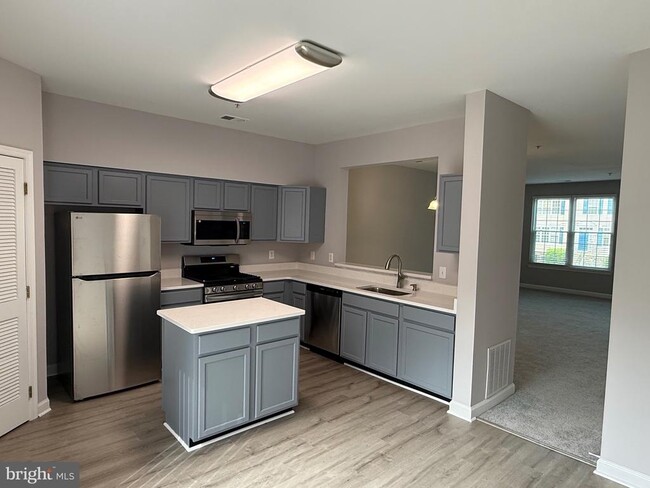Building Photo - 8645 Willow Leaf Ln